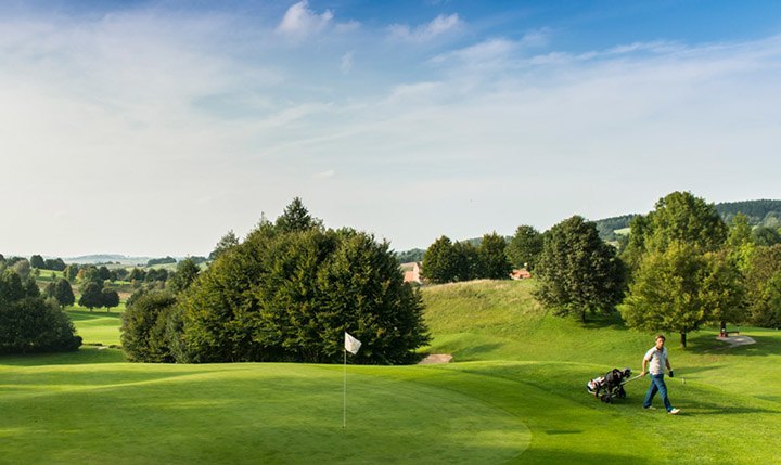 Golfspieler auf Golfanlage im Bad Griesbach Quellness- und Golfresort