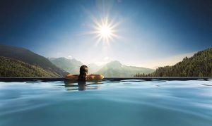 Infinitypool mit Ausblick auf die Alpen