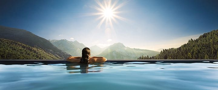 Infinitypool mit Ausblick auf die Alpen