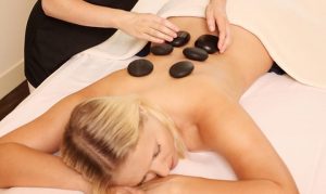 Frau erhält La Stone Massage im Hotel See Park