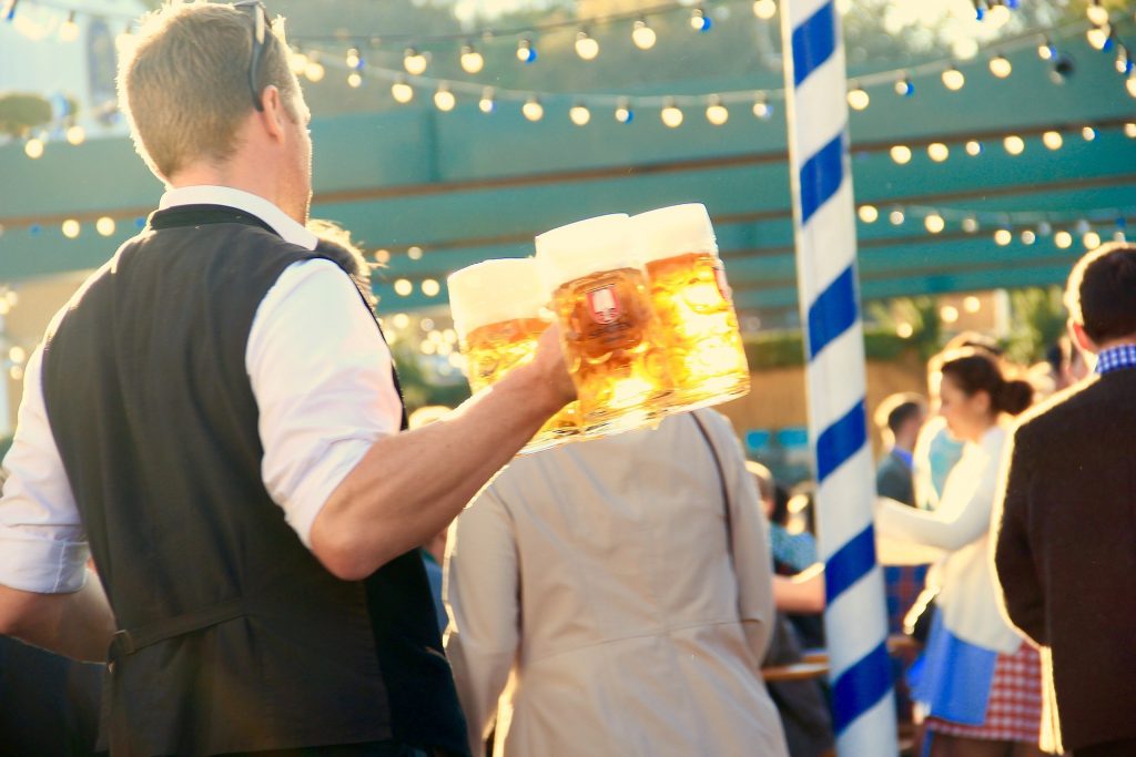 Krügen mit frisch gezapftem Bier auf dem Oktoberfest